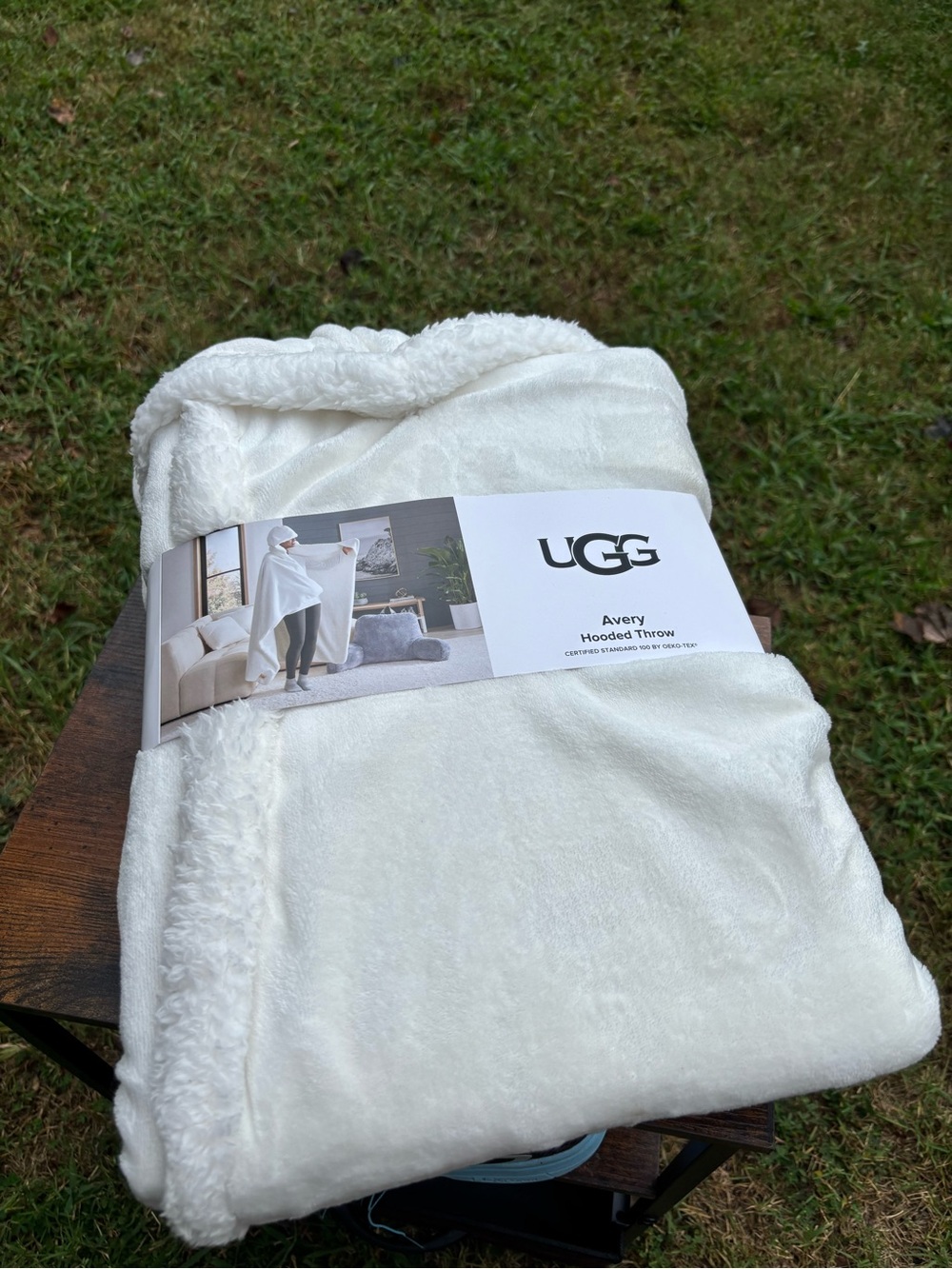 UGG Avery Hooded Throw Blanket - Snow White Plush